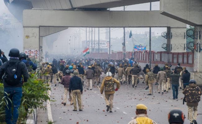 CAA का विरोध : दिल्ली के सीलमपुर में पुलिस पर पथराव, पांच मेट्रो स्टेशन बंद