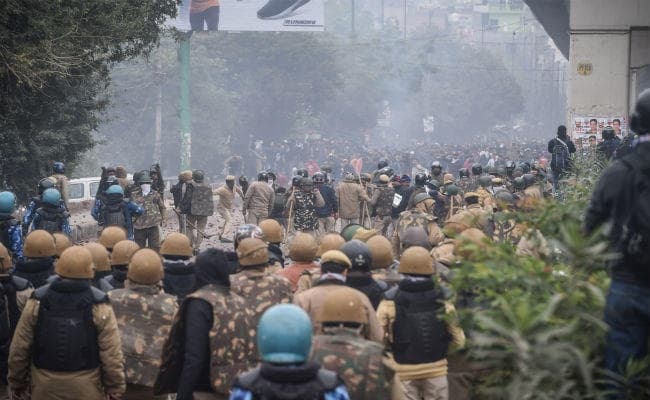 CAA : दिल्ली के सीलमपुर में हिंसक प्रदर्शन में पुलिसकर्मियों की पिटाई, देशभर में विपक्ष ने खोला मोर्चा