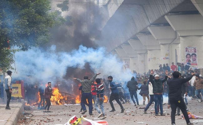 CAA : सीलमपुर में हिंसक हुआ प्रदर्शन, 21 पुलिसकर्मी समेत 27 घायल, पांच लोग हिरासत में