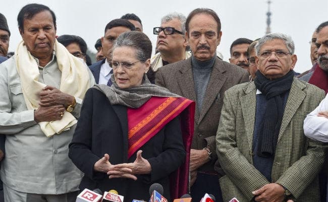 सोनिया के नेतृत्व में राष्ट्रपति से मिला विपक्ष, बोलीं- सरकार लोगों की आवाज दबा रही