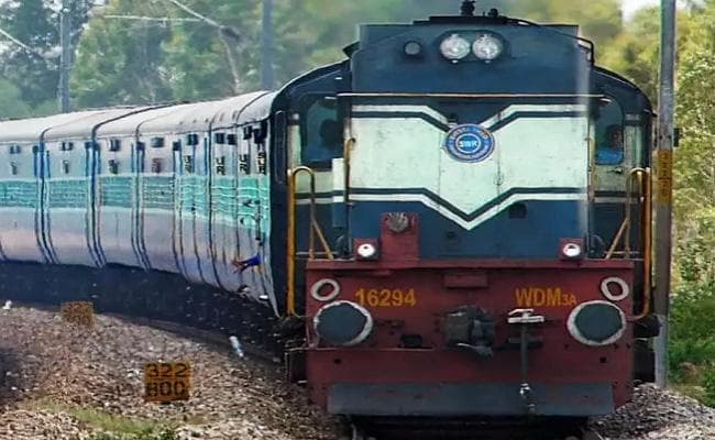 कटिहार रेल मंडल की ओर से होकर गुजरने वाली एक दर्जन एक्सप्रेस ट्रेन व आधा दर्जन पैसेंजर ट्रेनें रही रद्द