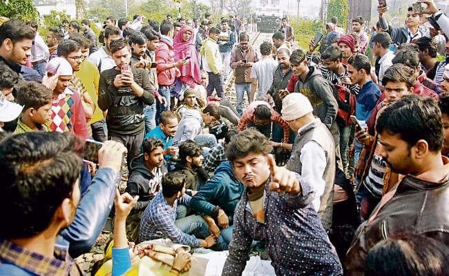 मुजफ्फरपुर में जिंदा जलायी गयी लड़की की मौत के बाद फूटा गुस्सा, सड़क से रेल मार्गों तक प्रदर्शन