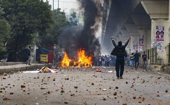 CAA Protest : जामिया हिंसा को लेकर पुलिस ने दर्ज की FIR, पुलिस ने कुल 75 आंसू गैस के गोले दागे