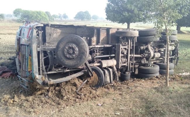 झारखंड : पलामू के लेस्लीगंज में कोयला लदा ट्रक पलटा, ड्राइवर फरार