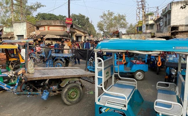 मुर्शिदाबाद में भाजपा नेता कैलाश विजयवर्गीय के खिलाफ नारेबाजी, बोले, बंगाल में विपक्ष के नेताओं की जान सुरक्षित नहीं