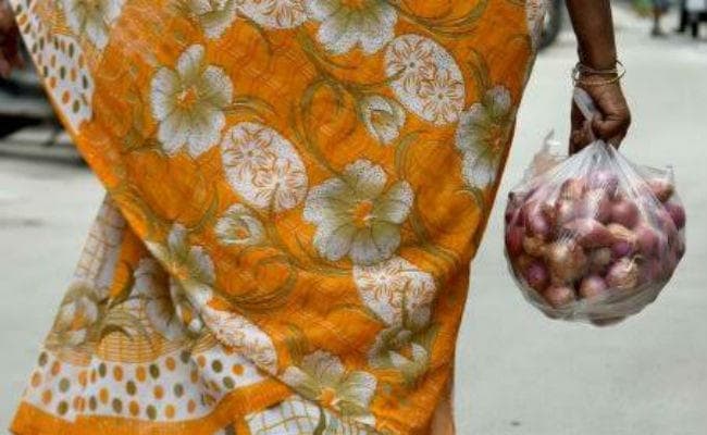 Waaah क्या आइडिया है : 1000 रुपये के कपड़ों की खरीदारी पर 1 Kg प्याज मुफ्त में दे रहा यह दुकानदार...