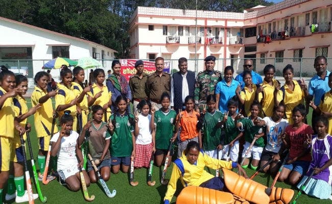 नक्सल प्रभावित क्षेत्र की लड़कियां सीख रही हॉकी के गुर