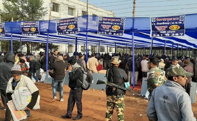 पांचवें और अंतिम चरण का चुनाव कराने के लिए मतदानकर्मी अपने केंद्रों की ओर रवाना