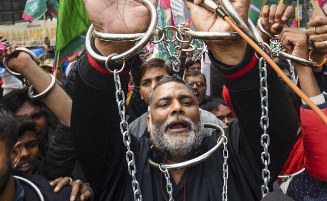 लेफ्ट का बिहार बंद : पटना में बेड़ियों में JAP के अध्यक्ष पप्पू यादव ने CAA का जताया विरोध
