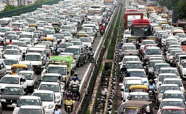 दिल्ली में सड़क जाम, मेट्रो बंद, कई इलाकों में इंटरनेट बंद, धारा 144 लागू