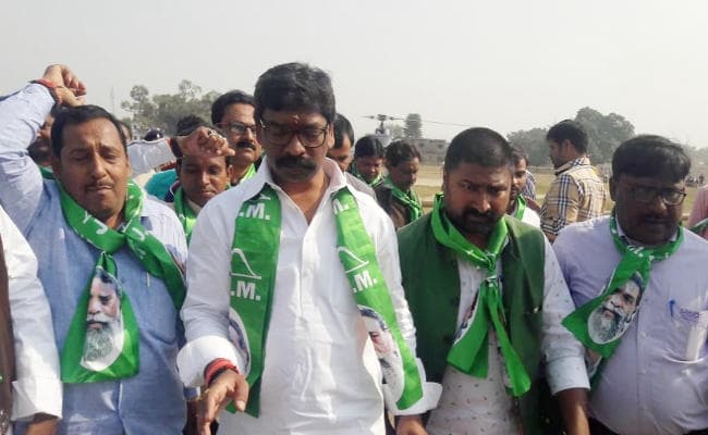 भगवा कपड़ों को लेकर विवादित बयान देकर फंसे हेमंत सोरेन, भाजपा ने चुनाव आयोग में दर्ज करायी शिकायत