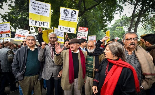 CAA : प्रदर्शनकारियों की गांधीगिरी, पुलिसवालों को दिया गुलाब का फूल