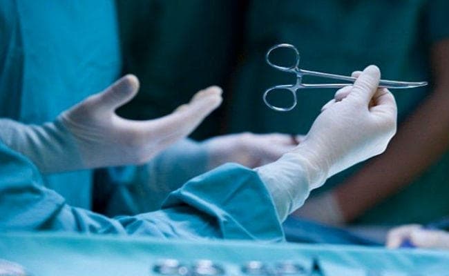 ऑपरेशन में गर्भस्थ शिशु का पेट चीर डाला, डॉक्टर बरखास्त