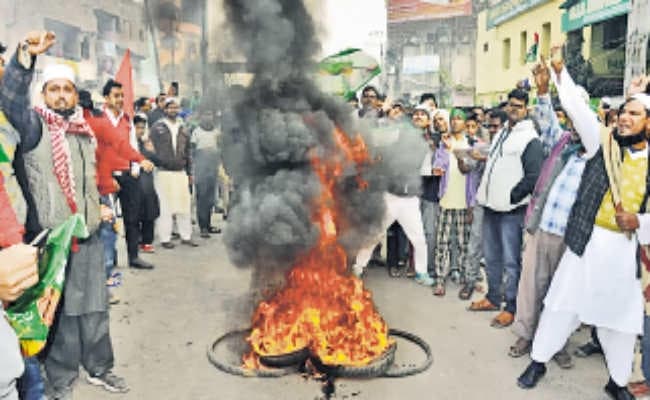 बंद के समर्थन में सड़क पर उतरे कार्यकर्ता, प्रदर्शन