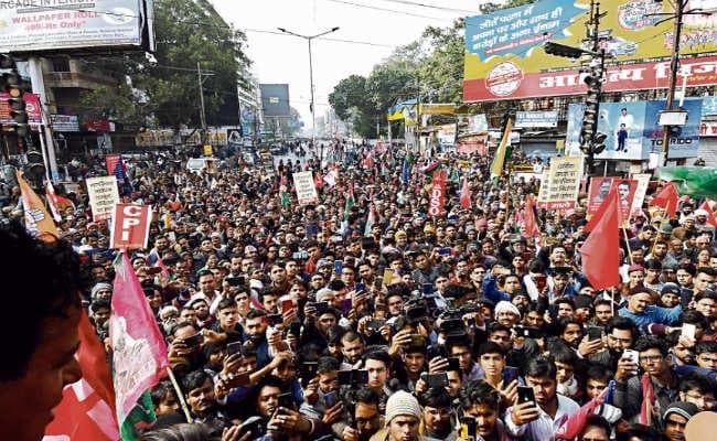 सीएए और एनआरसी का विरोध : आधी दुकानें बंद, सड़कों पर चहल-पहल कम