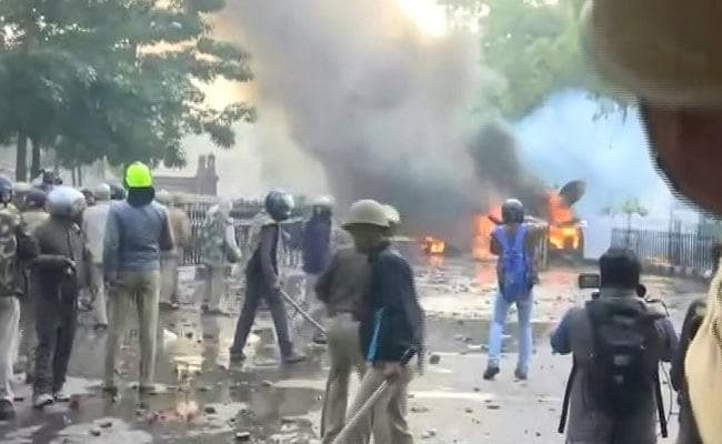 नागरिकता कानून के खिलाफ हिंसा: मंगलोर में दो और लखनऊ में एक प्रदर्शनकारी की मौत, दिल्ली में अलर्ट