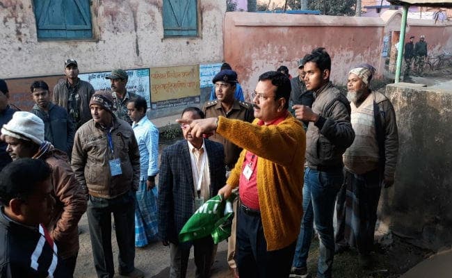 पाकुड़: मतदान केंद्र के बाहर निर्धारित दूरी से कम दूरी पर पार्टी का झंडा देख भड़के अधिकारी, कार्रवाई की