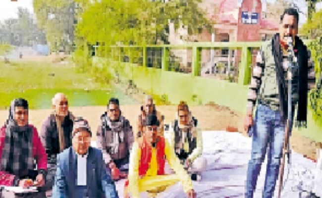 कनकनी के बीच अनशन पर बैठे लोग