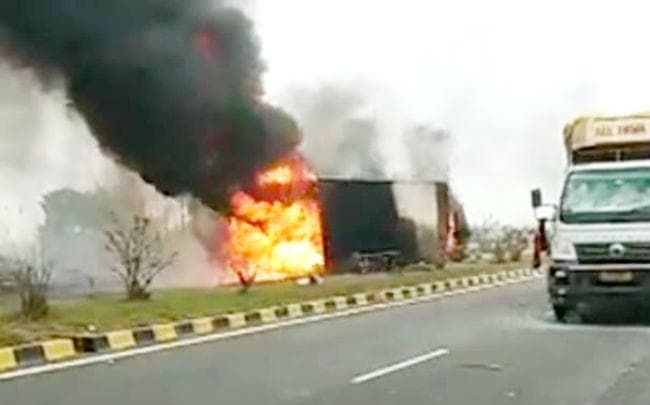 सड़क हादसे में शिक्षक की मौत के बाद आक्रोशित लोगों ने बीडीओ की गाड़ी समेत कई वाहनों को जलाया, लूटपाट की