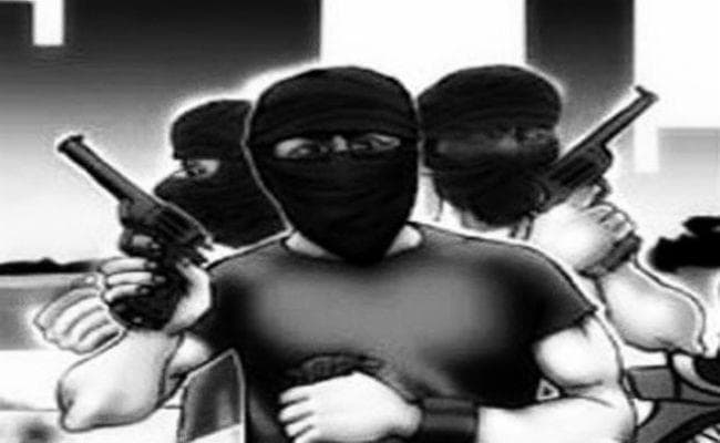 बक्सर में तीन नकाबपोश अपराधियों ने कर्मियों को बंधक बना कर दक्षिण बिहार ग्रामीण बैंक से लूटे 11 लाख रुपये