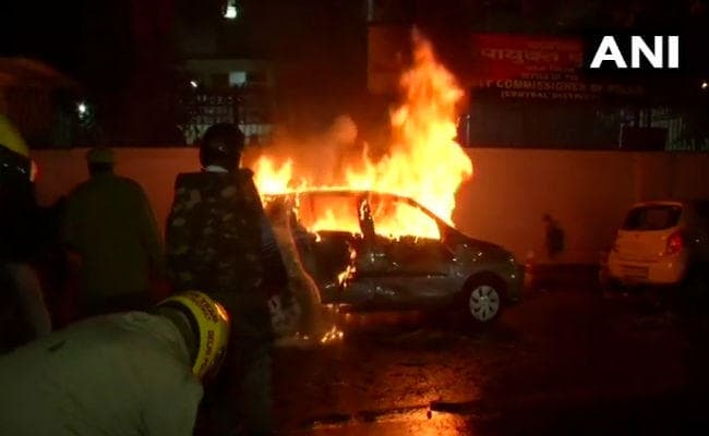 CAA का विरोध : यूपी में भारी बवाल, हिंसा में छह की माैत; थाने को किया आग के हवाले