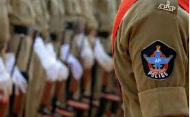 पाकिस्तान से जुड़े जासूसी रैकेट का पर्दाफाश, नौसेना के सात कर्मियों समेत आठ गिरफ्तार