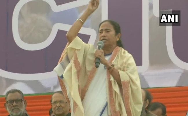 ममता बनर्जी जनमत संग्रह वाले बयान से पलटीं, नागरिकता कानून वापस लेने का किया आग्रह