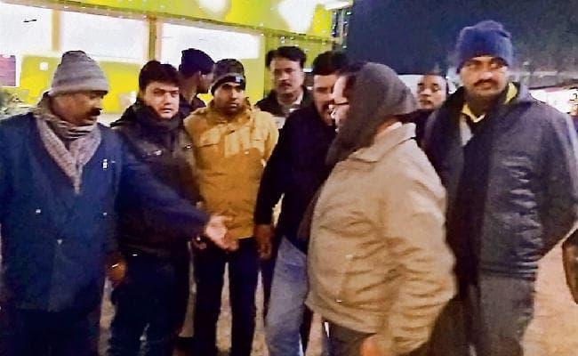 मढ़ौरा में योजना सहायक 40000 घूस लेते गिरफ्तार