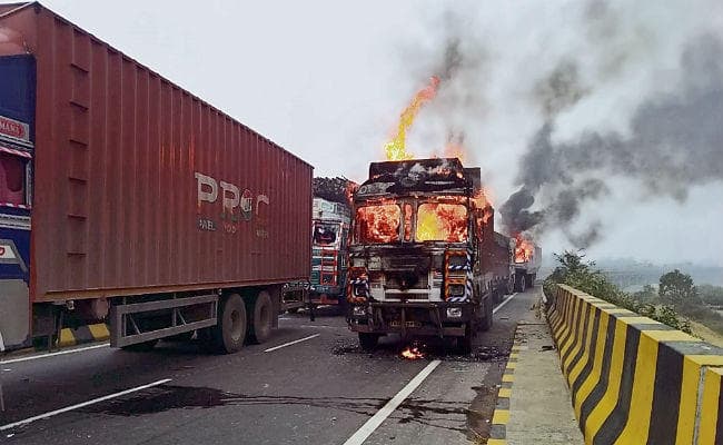 मधुबनी : ट्रक की ठोकर से शिक्षक की मौत पर बवाल, 14 ट्रकों को फूंक डाला