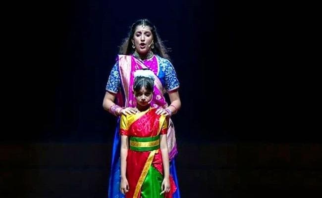 अराध्या ने स्कूल में दिया दमदार परफॉर्मेंस, देखें वीडियो