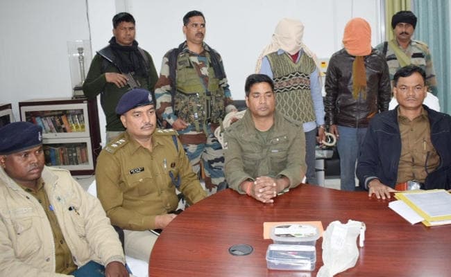 Jharkhand : पलामू की पुलिस ने टीपीसी के दो कुख्यात नक्सलियों को किया गिरफ्तार