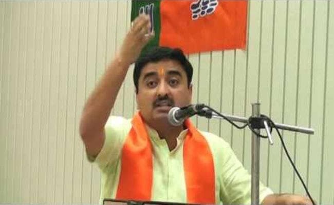 CAA Protest: 'दवा छिड़कने पर कीड़े बाहर आकर बिलबिलाने लगे, मतलब दवा बिलकुल सही है'