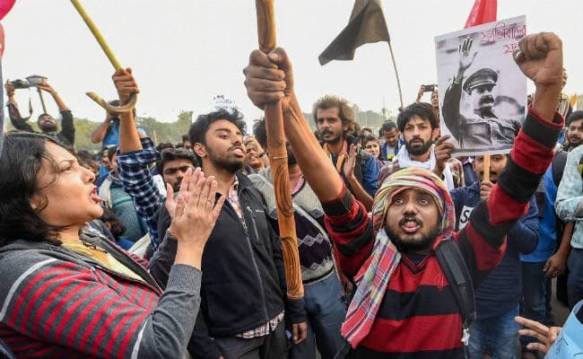 बंगाल में ट्रेन पर ‘पथराव कर” उसका वीडियो बना रहे 5 लोग गिरफ्तार