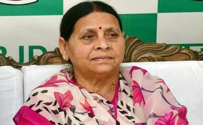 तेजप्रताप की पत्नी ऐश्वर्या को प्रताड़ित करने से नाराज चंद्रिका राय के कथित समर्थकों ने फूंका राबड़ी का पुतला