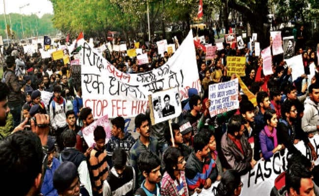 छात्रों ने निकाला जुलूस, पुलिस से धक्का-मुक्की