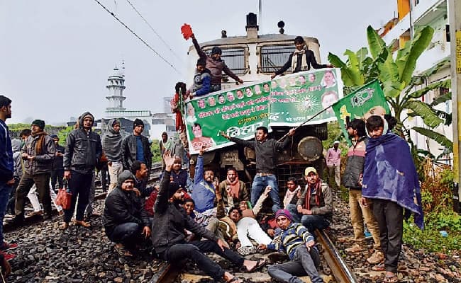 बिहार बंद के दौरान : जगह-जगह रोकीं ट्रेनें, यात्री परेशान