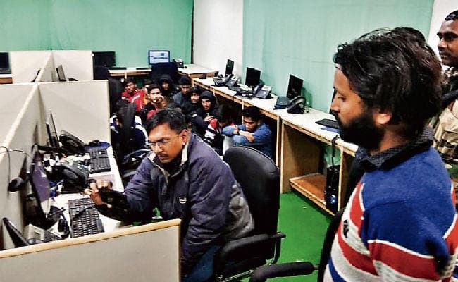 झरिया में बैठ अमेरिका के लोगों को ठगने वाले साइबर अपराधी गिरोह का भंडाफोड़, 29 हिरासत में