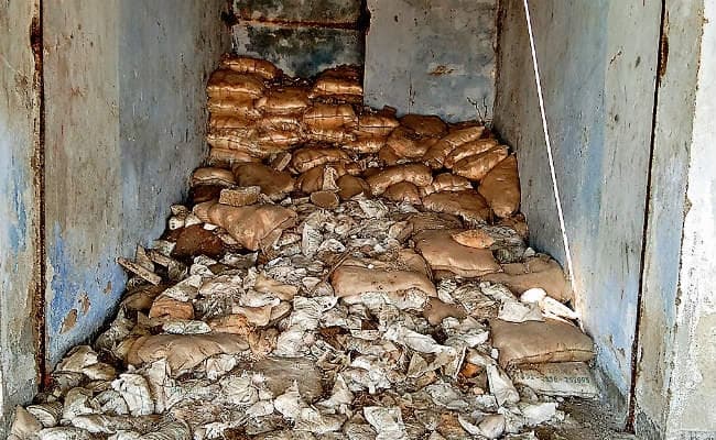 गुमला : गोदाम में पड़े-पड़े खराब हो गया सैकड़ों बोरी नमक