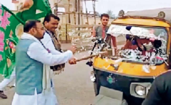 वाहनों में तोड़फोड़ : राजद के डाॅ तिरुपतिनाथ मेराज अख्तर व शाहजादा पार्टी से निष्काषित, जेल