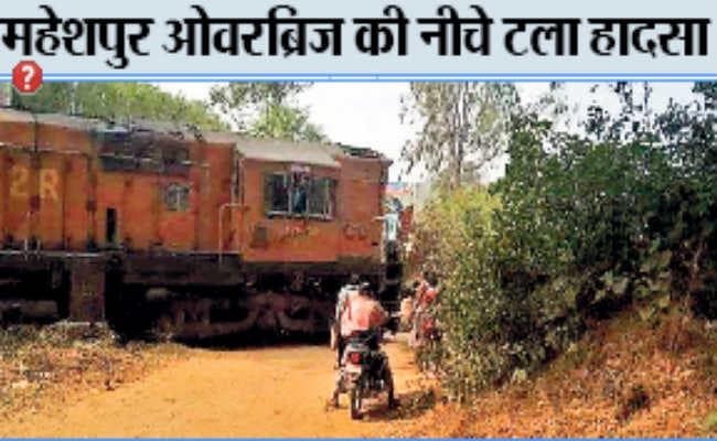 रेलवे ट्रैक पर ट्रेन के सामने आया ट्रक बचे दुमका पैसेंजर पर सवार सैकड़ों यात्री