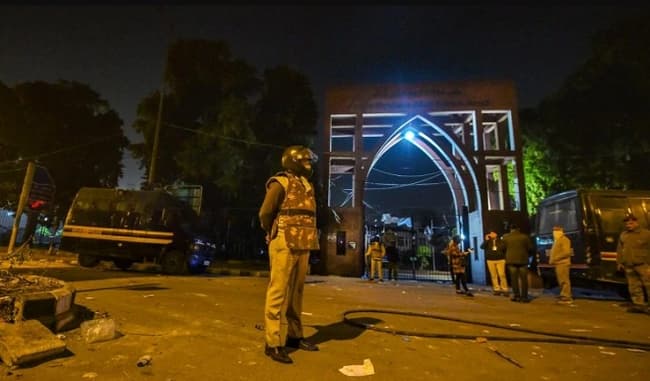 जामिया ने मानव संसाधन विकास मंत्रालय को सौंपी रिपोर्ट, पुलिस कार्रवाई की न्यायिक जांच की मांग