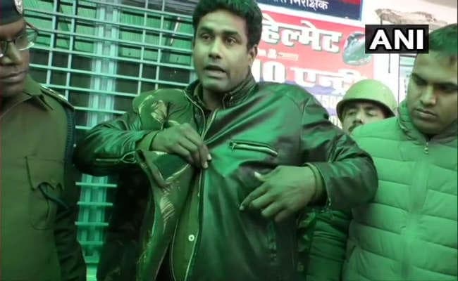 नागरिकता कानून पर हिंसाः फिरोजाबाद में सिक्कों ने बचायी कॉन्स्टेबल की जान