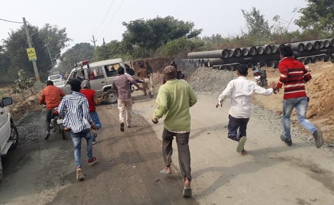 बोकारो में सुपरवाइजर का शव तालाब में मिला, पुलिस की गाड़ी पर हुआ पथराव