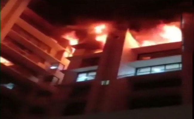 मुंबई के रिहायशी इमारत में लगी भीषण आग, चार लोग बचाये गये