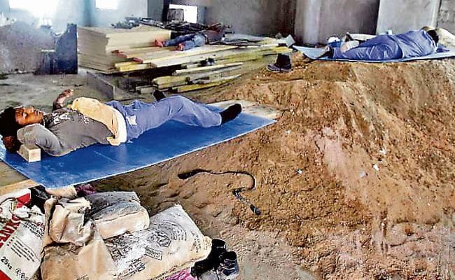 कतर विश्व कप फुटबॉल-2022 : जहां होगा फाइनल मैच, उसके निर्माण में जुटे भारतीय मजदूर, जैसे-तैसे रहने को मजबूर