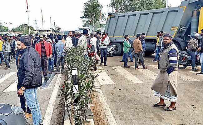 रांची : हत्यारों को पकड़ने की मांग एनएच पर उतरे लोग, जाम