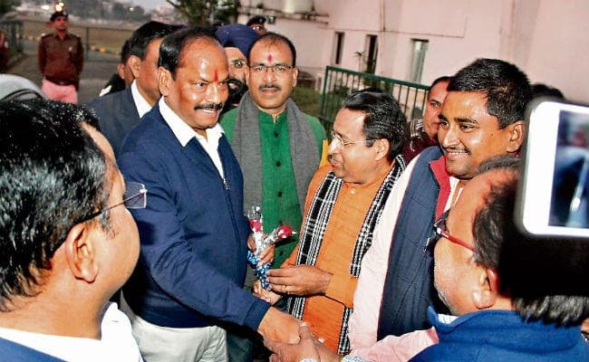 जमशेदपुर : सीएम रघुवर दास ने की कार्यकर्ताओं के साथ बैठक, कहा- आज होगा झूठ का पर्दाफाश