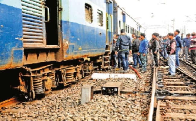 बेपटरी हुई ब्लैक डायमंड एक्सप्रेस, यात्रियों में आतंक