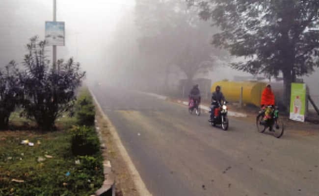 कुहासे की चादर में लिपटा शिल्पांचल सर्द हवाओं से सिहरा जन-जीवन