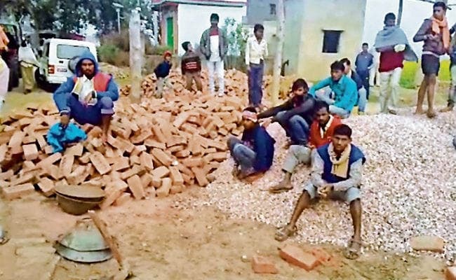 मोकामा : वर्चस्व के लिए 30 राउंड हुई फायरिंग